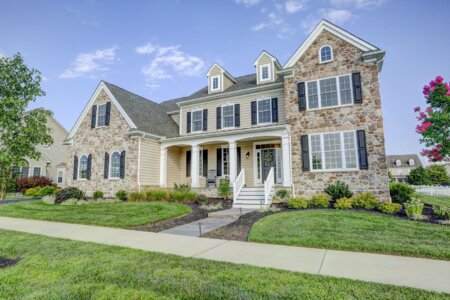 Rockmart GA home with inviting crisp landscaping